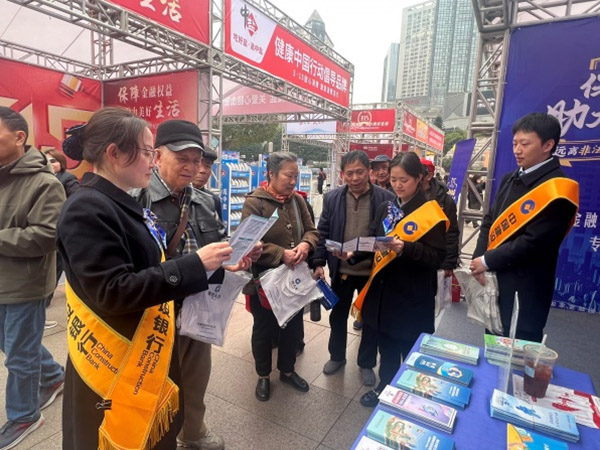 走進商圈開展金融知識宣講。建設銀行重慶市分行供圖