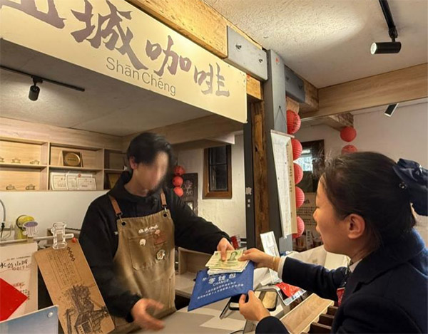 為商戶發放宣傳折頁。交通銀行重慶市分行供圖