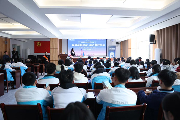 走進學校開展金融知識宣講。中信銀行重慶分行供圖