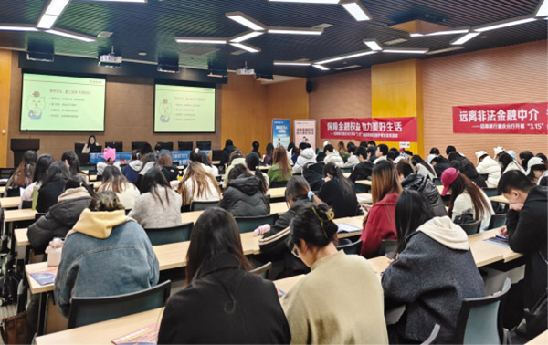 送金融知識進校園。招商銀行重慶分行供圖