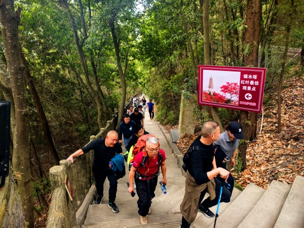 參賽者徒步中。董存春攝