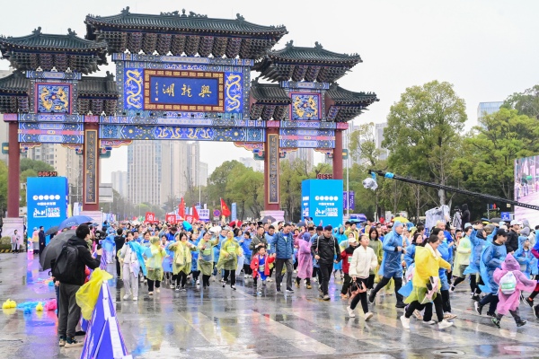 2025永川馬拉松在興龍湖牌坊鳴槍起跑。主辦方供圖
