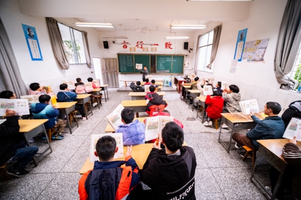 孩子們打開語文書，跟隨老師節奏誦讀詞語。墊江縣殘聯供圖