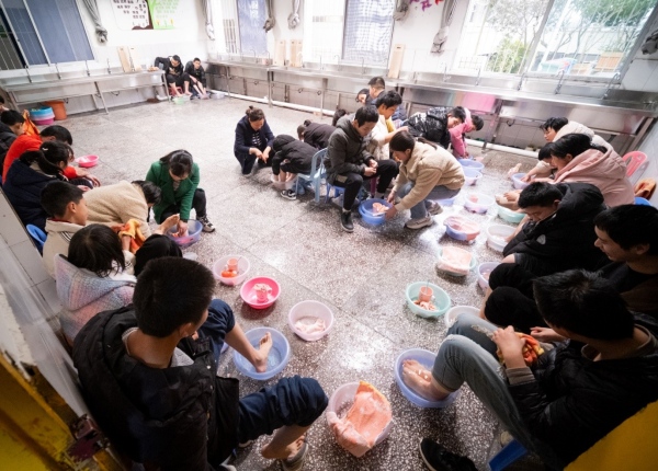孩子們開展“洗臉、刷牙、洗腳”生活技能實踐活動。墊江縣殘聯供圖
