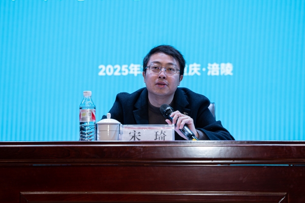 重慶市職業技能鑒定指導中心副主任宋琦講話。重慶工貿職業技術學院供圖