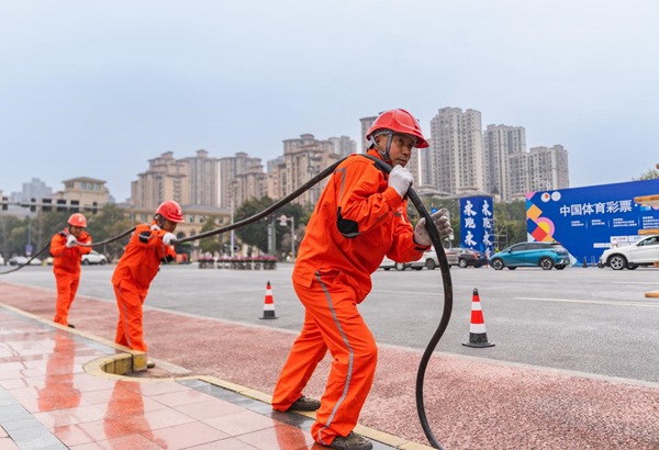 電力人員施放電纜。國網重慶永川供電公司供圖