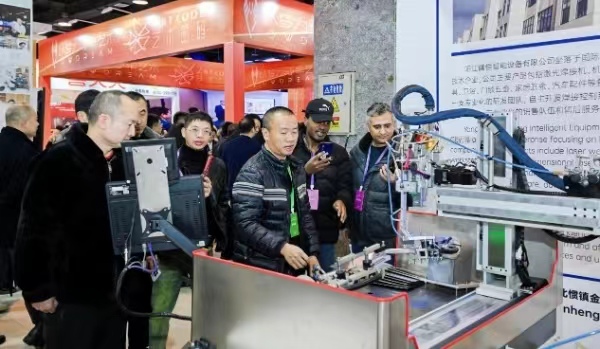 自動激光焊接機演示現場。主辦方供圖