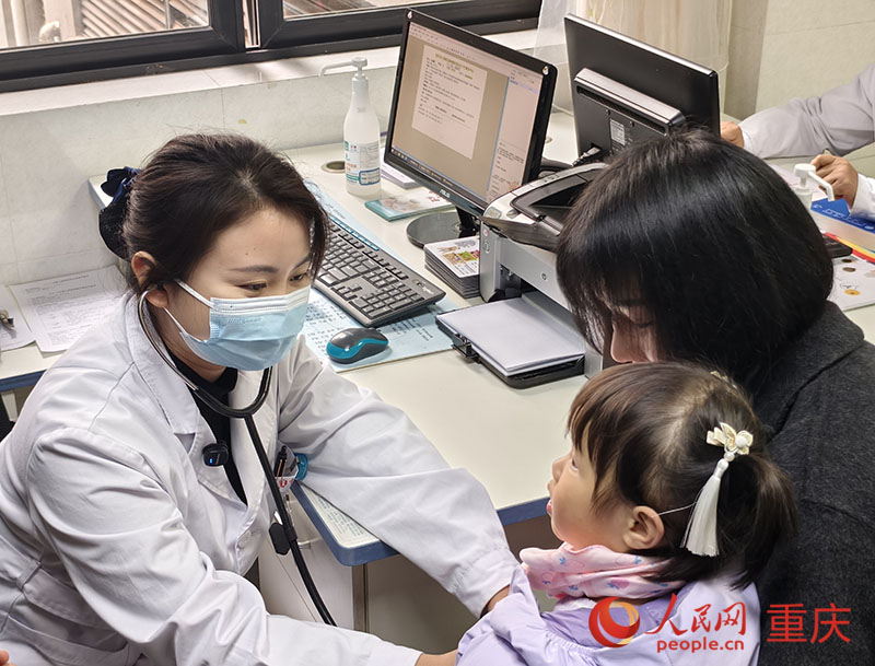 3月18日，重慶首張公共衛生醫師處方在九龍坡區渝州路街道社區衛生服務中心開出。人民網 陳琦攝