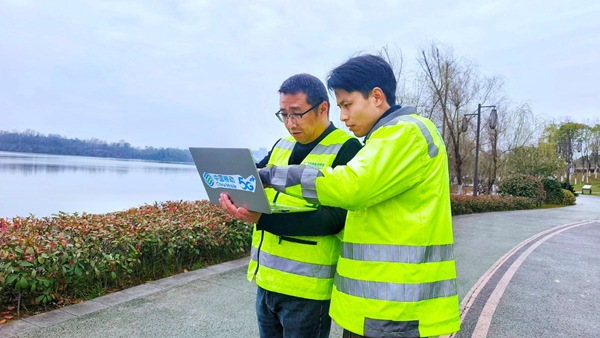 作業人員在現場進行信號測試。重慶移動供圖