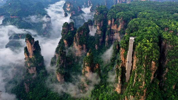 云霧繚繞的湖南張家界國家森林公園天子山御筆峰。吳勇兵攝