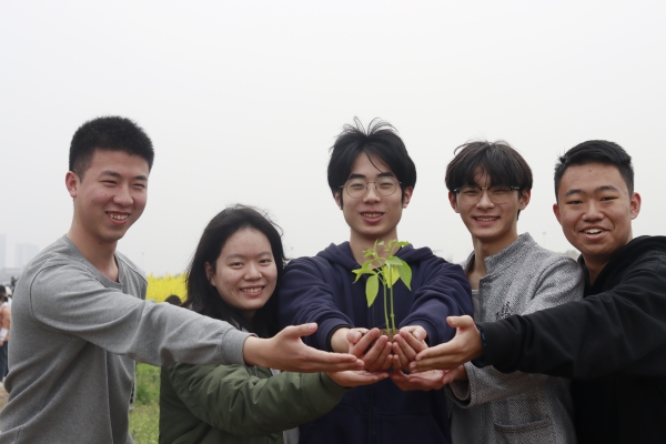 學生合影。重慶理工大學供圖