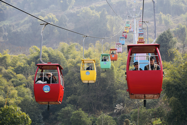 游客乘坐索道開啟“村游”之旅。景區供圖