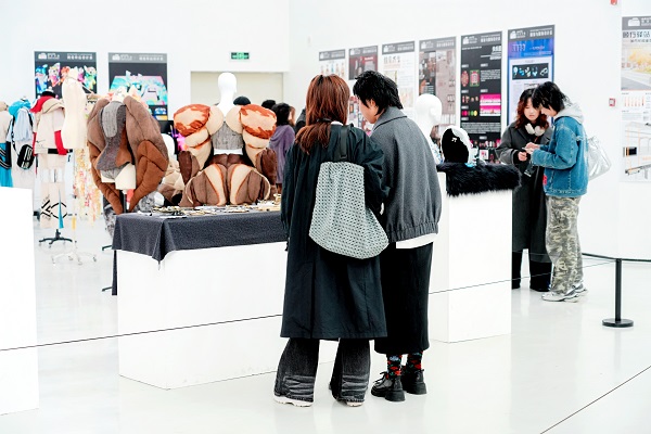 市民觀看展覽。四川美術學院供圖