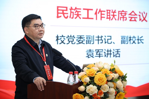 重慶醫科大學黨委副書記、副校長袁軍在會上講話。重醫附屬大學城醫院供圖