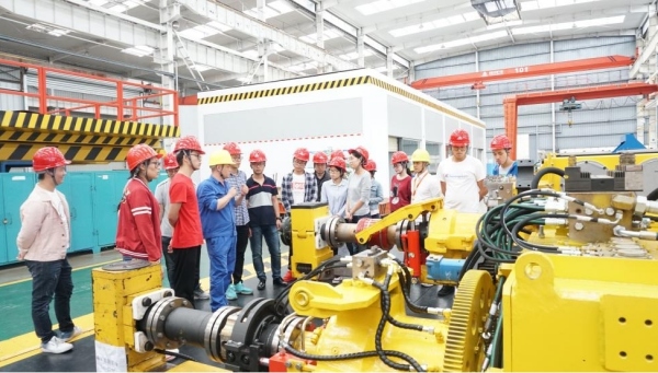 學生在企業學習行業工程項目研究流程。重慶科技大學機械與智能制造學院供圖