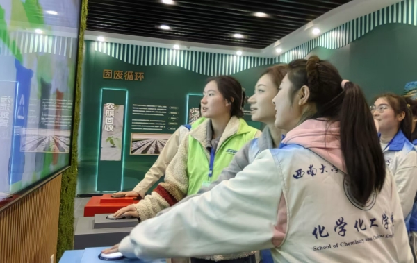 志愿者參觀美麗鄉村生態展示館。西南大學化學化工學院宣傳部供圖