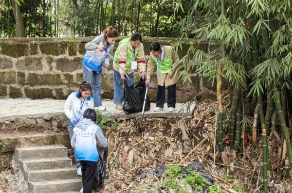 志愿者開展巡河護河行動。西南大學化學化工學院宣傳部供圖