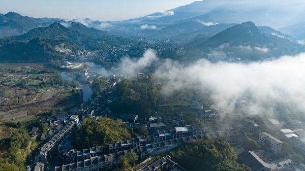 洪安鎮晨景如畫。胡程攝