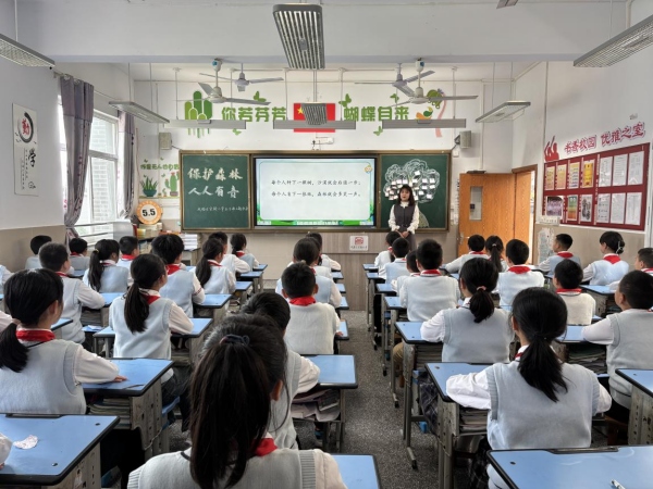 學生正在上主題班會。陽鳳攝