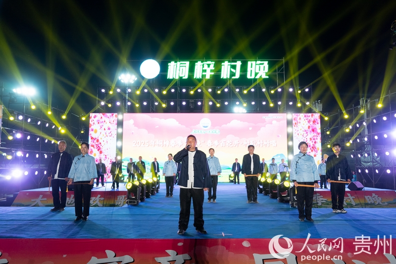 周廷勇與公平村歌隊隊員們一同登臺表演。人民網 涂敏攝