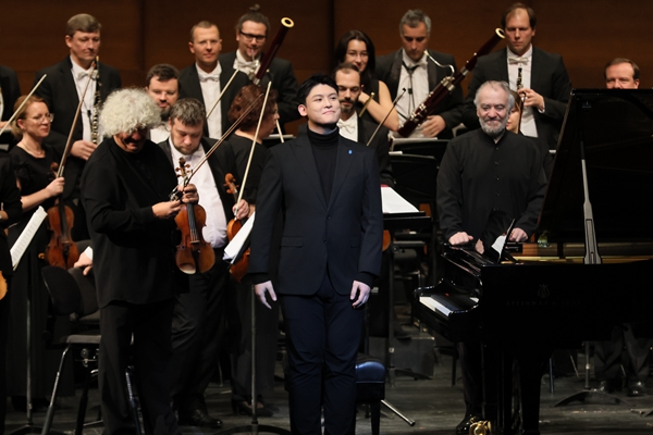 方演在馬林斯基大劇院演出。重慶交響樂團供圖