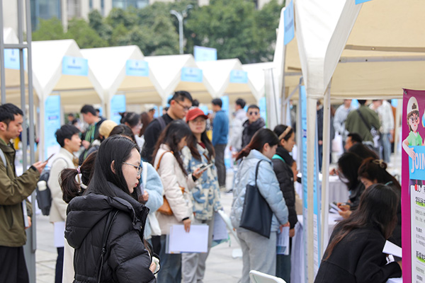 現場招聘活動。重慶市人力社保局供圖