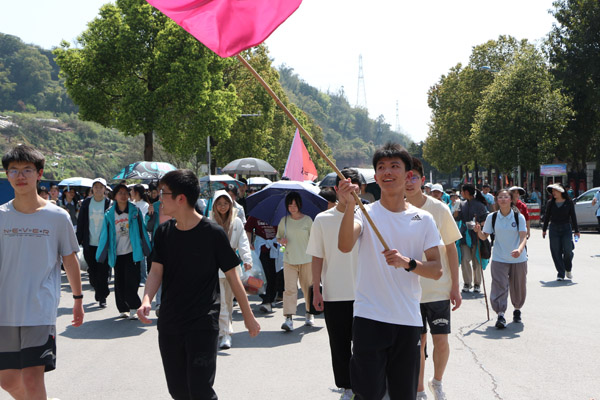 學生踏上徒步之旅。西南大學銀翔實驗中學供圖