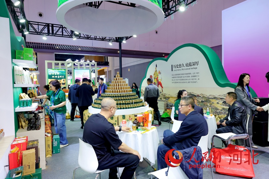 第112屆全國糖酒商品交易會現場的圍場展位。人民網記者 周博攝