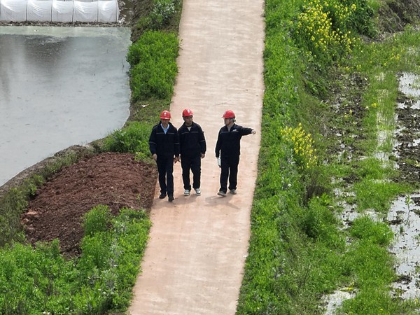 電力員工在梁平區驗收現場走訪。梁燕攝