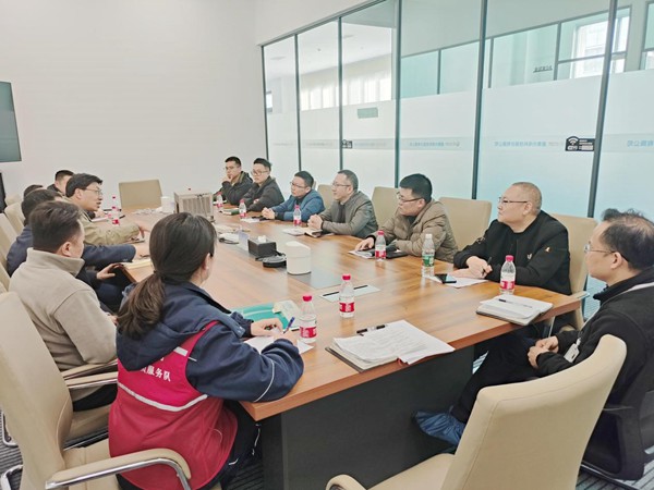 服務團隊與盛泰光電開展座談，了解用電需求。國網重慶永川供電公司供圖