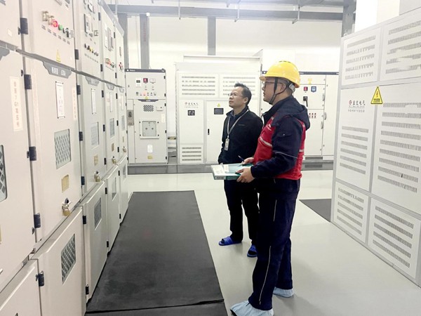國網重慶永川供電公司員工在盛泰光電配電房檢查安全用電。國網重慶永川供電公司供圖