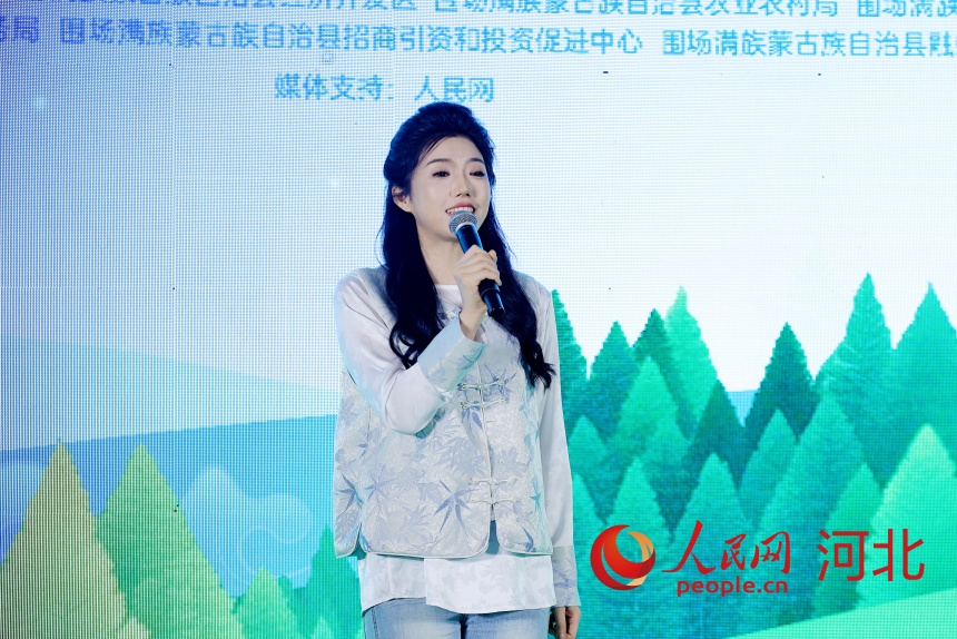 圍場家鄉推薦官于思齊邀請100名網友成為塞罕壩體驗官。人民網記者 周博攝