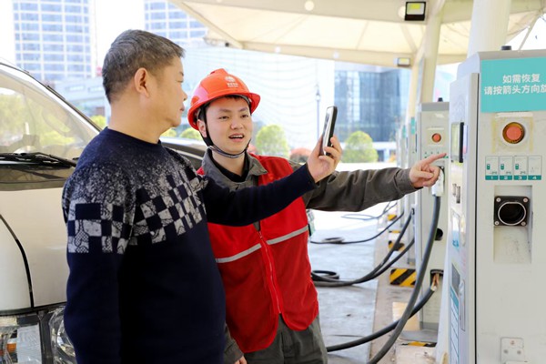 電力員工指導市民充電。國網重慶永川供電公司供圖