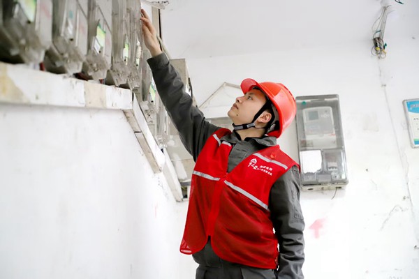 電力員工檢查老舊小區電力設施。國網重慶永川供電公司供圖