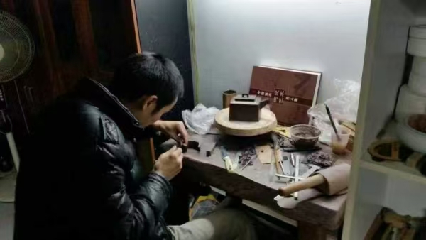 非遺技藝人余長江正在制作陶藝產品。蔈草鎮供圖