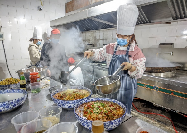 “炊事員”們正在烹飪。重慶理工大學供圖