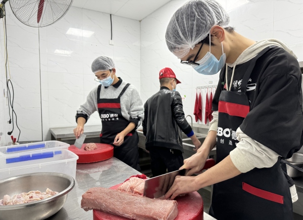 “炊事員”們正在進行食材切配。重慶理工大學供圖