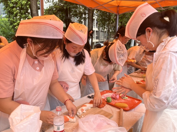 飲食文化節現場，學生正在制作錦鯉造型的面食。重慶理工大學供圖