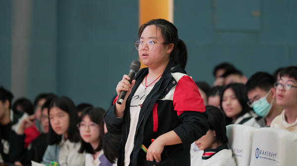 學生與阿來互動交流。西南大學附中供圖