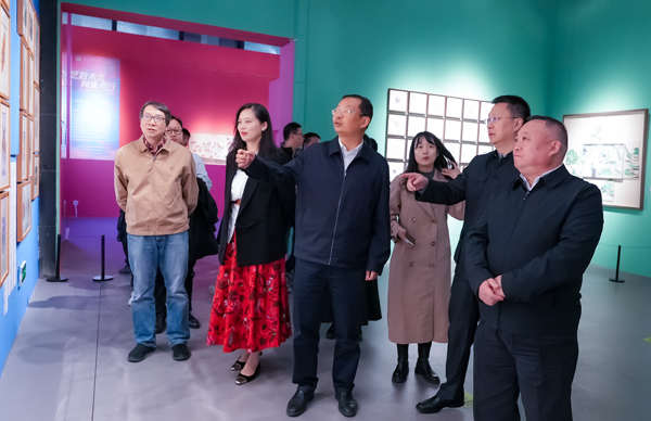 專家觀展。西南大學附屬中學供圖