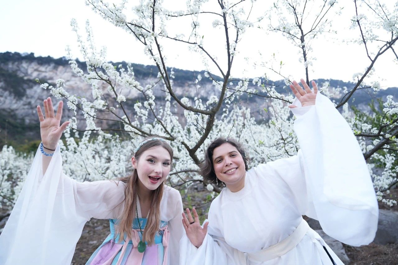 外國友人打卡萬銀李花園。代君君攝