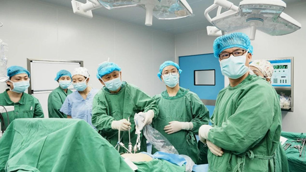 手術中。重慶松山醫院供圖