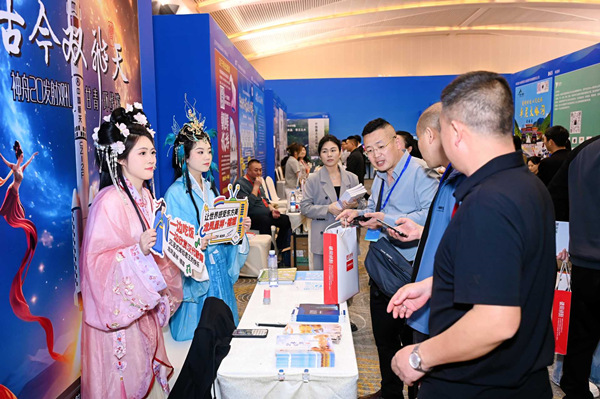 與會嘉賓參觀大會展覽區?；顒臃焦﹫D