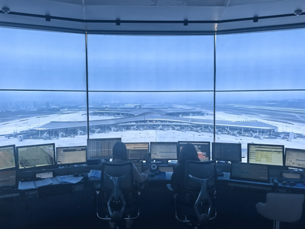 民航重慶空管管制員在塔臺指揮飛機起降。關闖攝