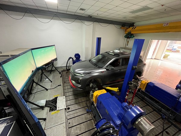 新能源動力總成及整車臺架。清研理工供圖