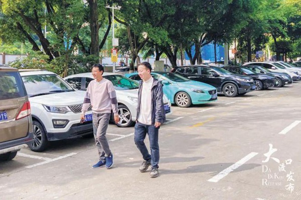 春暉路街道微型停車場內車輛停放整齊規范。大渡口發布供圖