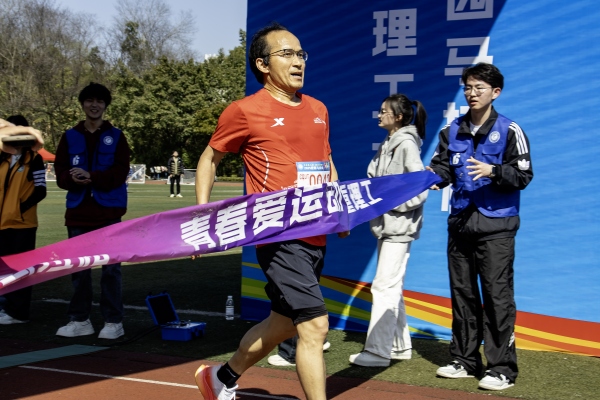 博士生導師彭宗舉沖刺現場。重慶理工大學供圖