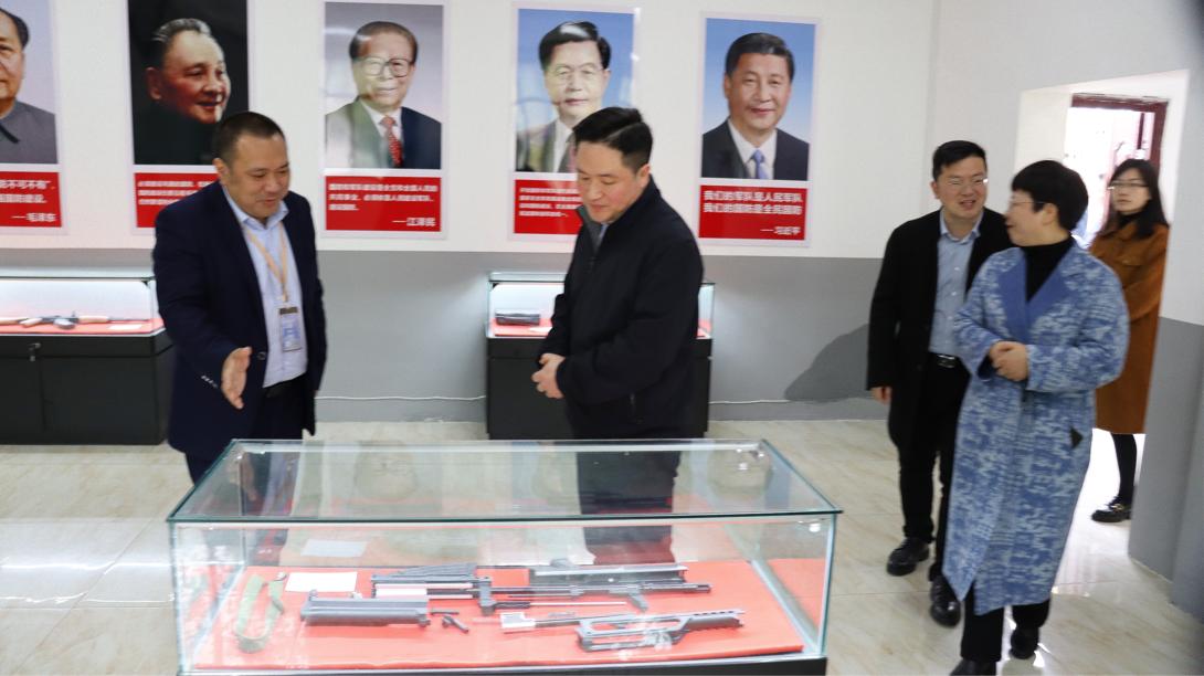 陳濤為重慶市人民武裝學院的領導及專家介紹國防展覽室。重慶華繡中等專業學校供圖