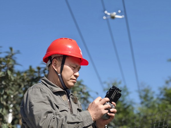 國網重慶永川供電公司員工使用無人機對線路通道進行巡視。國網重慶永川供電公司供圖