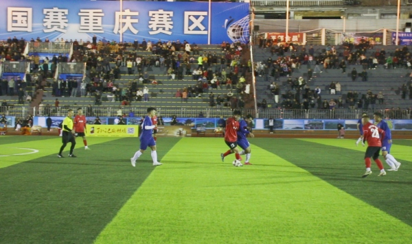 雙方球員激烈比拼。任峰攝